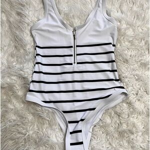 No Label Women’s Blue Striped One Piece High Cut Swimsuit. Size M
